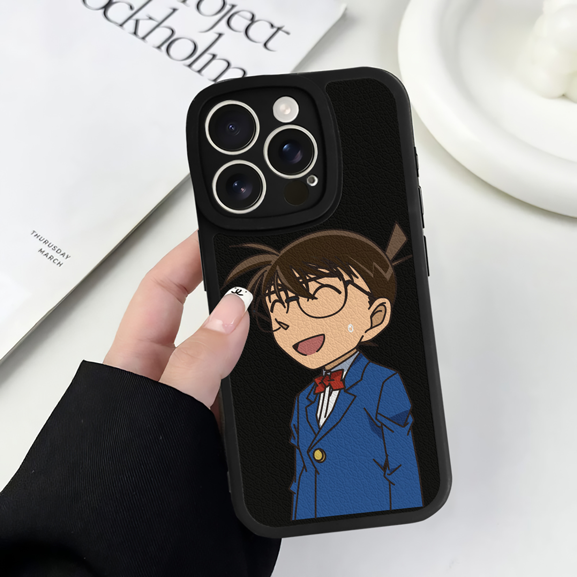 （画像用） 名探偵コナン 江戸川 コナン Detective Conan Conan Edogawa 【iPhone 16シリーズ対応】シリコンスマホケース（レザー調） 材質：シリコン